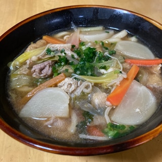 かぶも春菊も入った味噌煮込みうどん